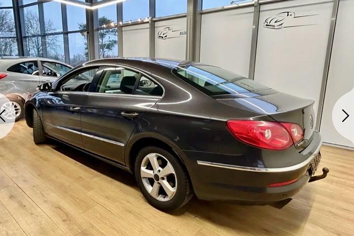Sort VW Passat fra 2009