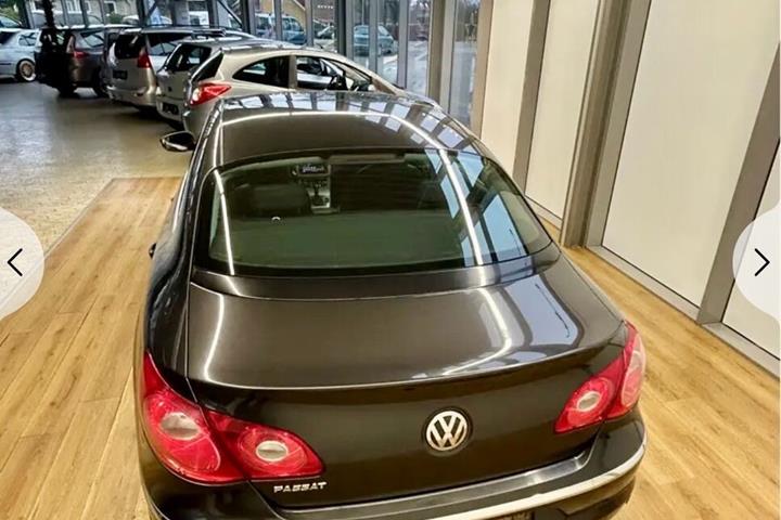 Sort VW Passat fra 2009