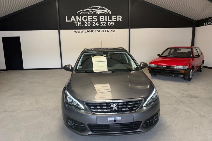 Grå Peugeot 308 fra 2020