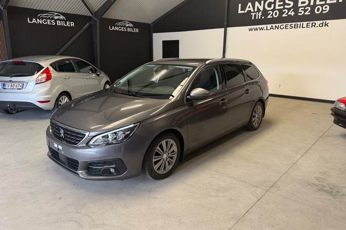 Grå Peugeot 308 fra 2020