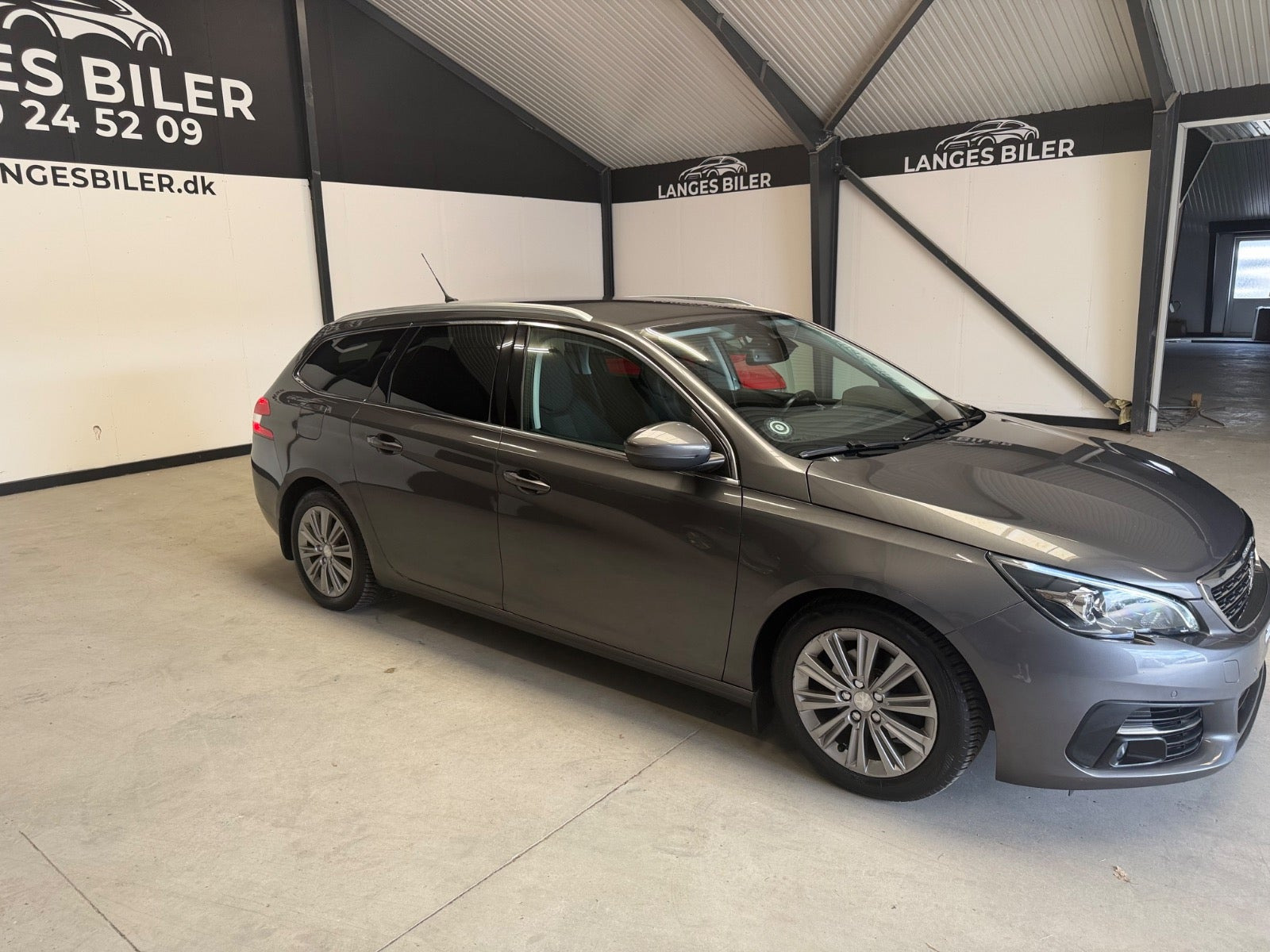 Grå Peugeot 308 fra 2020