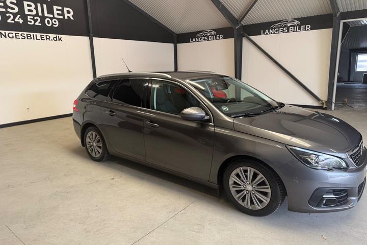 Grå Peugeot 308 fra 2020