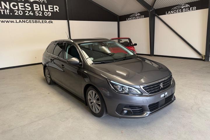 Grå Peugeot 308 fra 2020