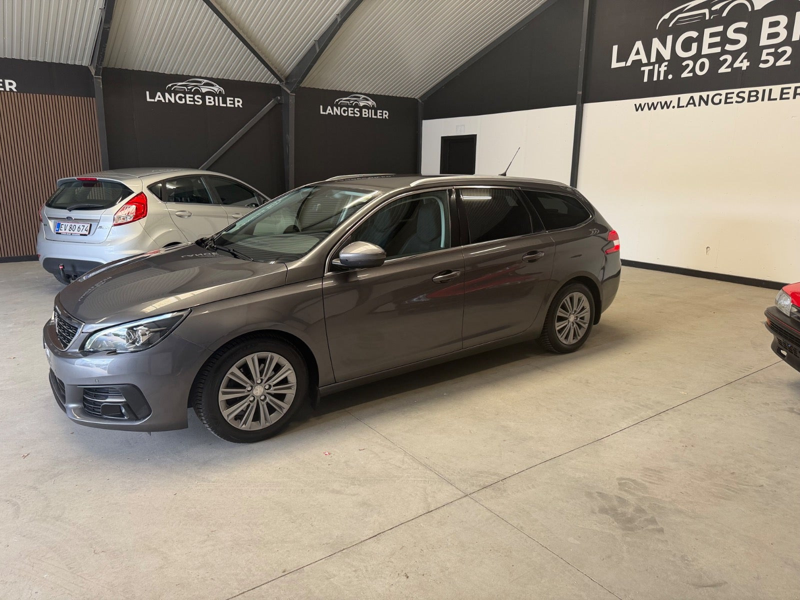 Grå Peugeot 308 fra 2020
