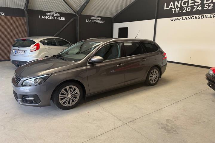 Grå Peugeot 308 fra 2020