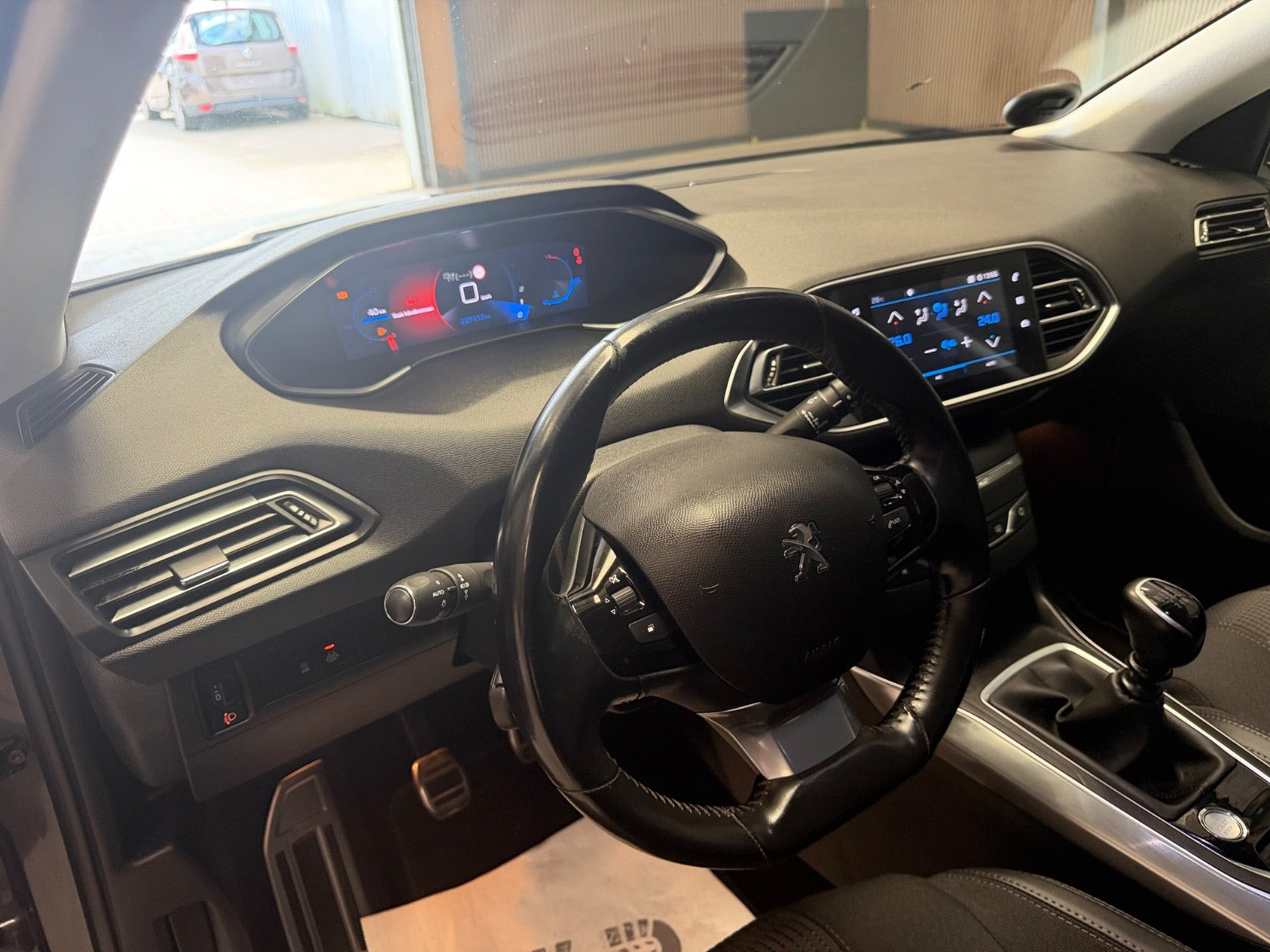 Grå Peugeot 308 fra 2020