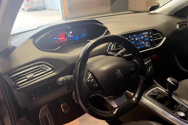 Grå Peugeot 308 fra 2020
