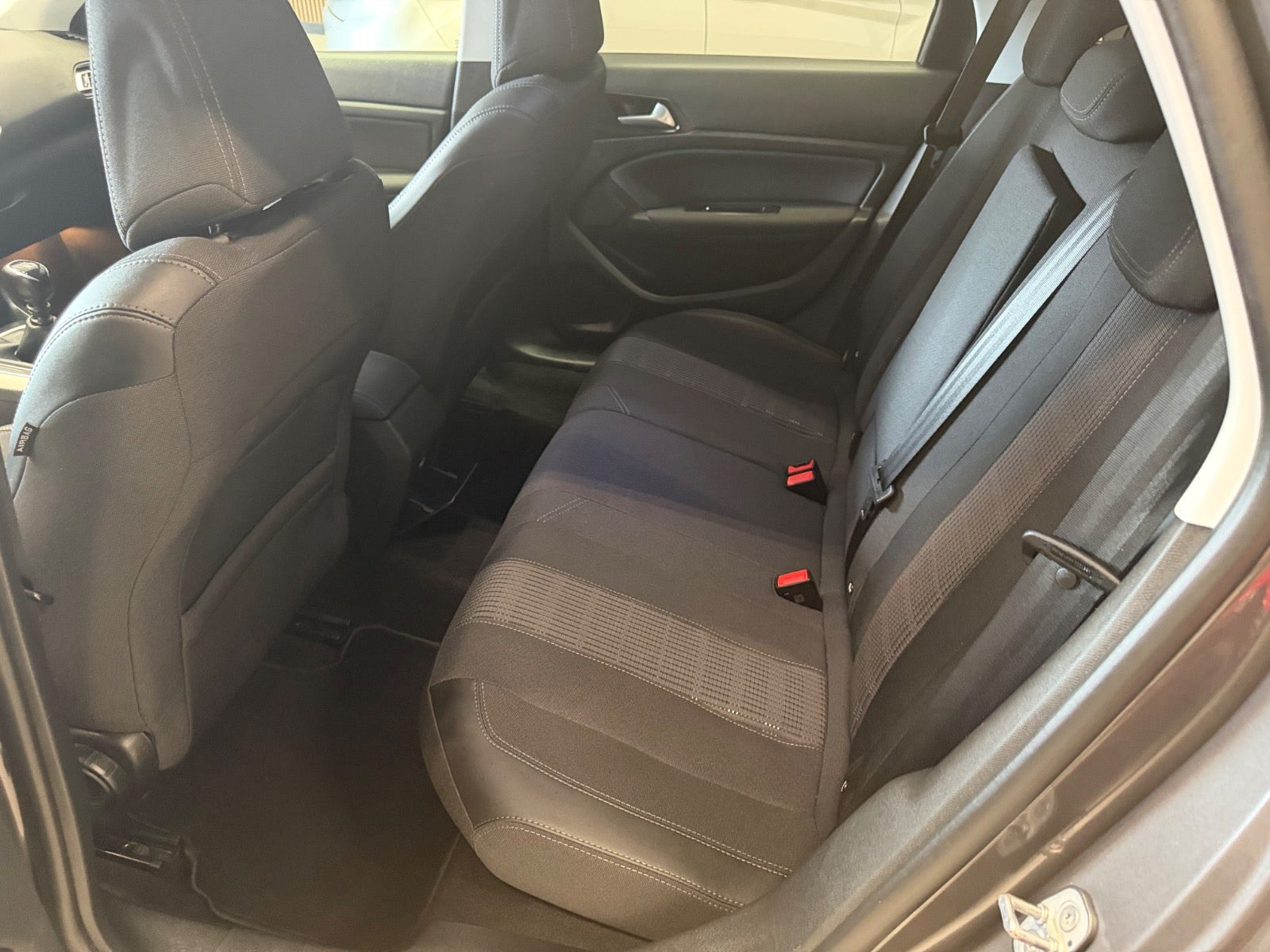 Grå Peugeot 308 fra 2020