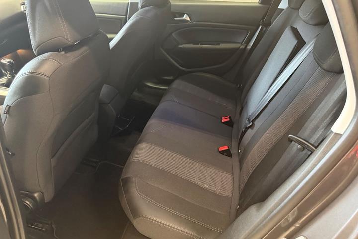 Grå Peugeot 308 fra 2020