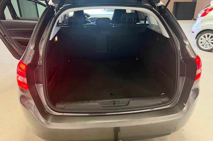 Grå Peugeot 308 fra 2020