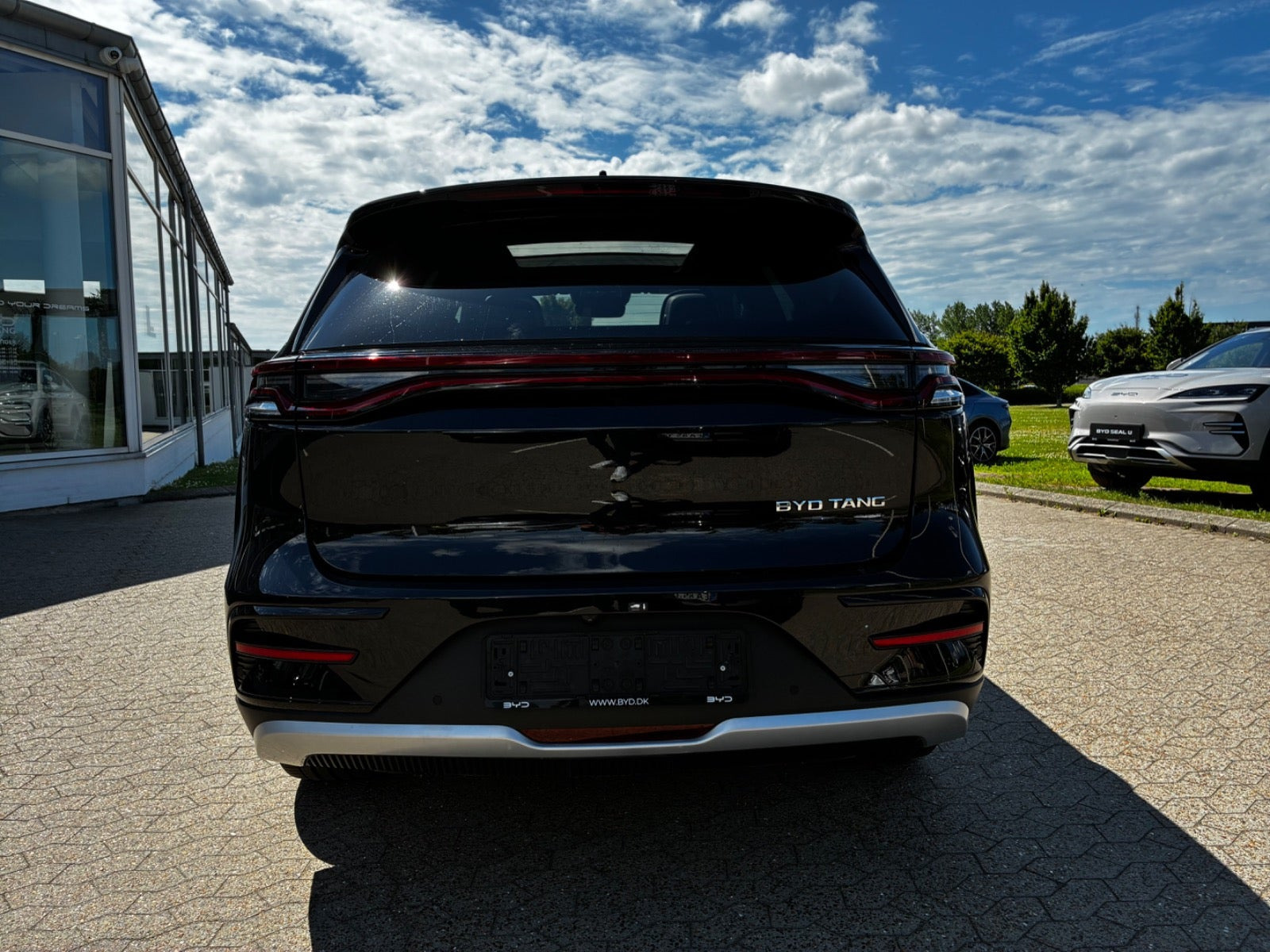 Sort BYD Tang fra 2024 set udefra