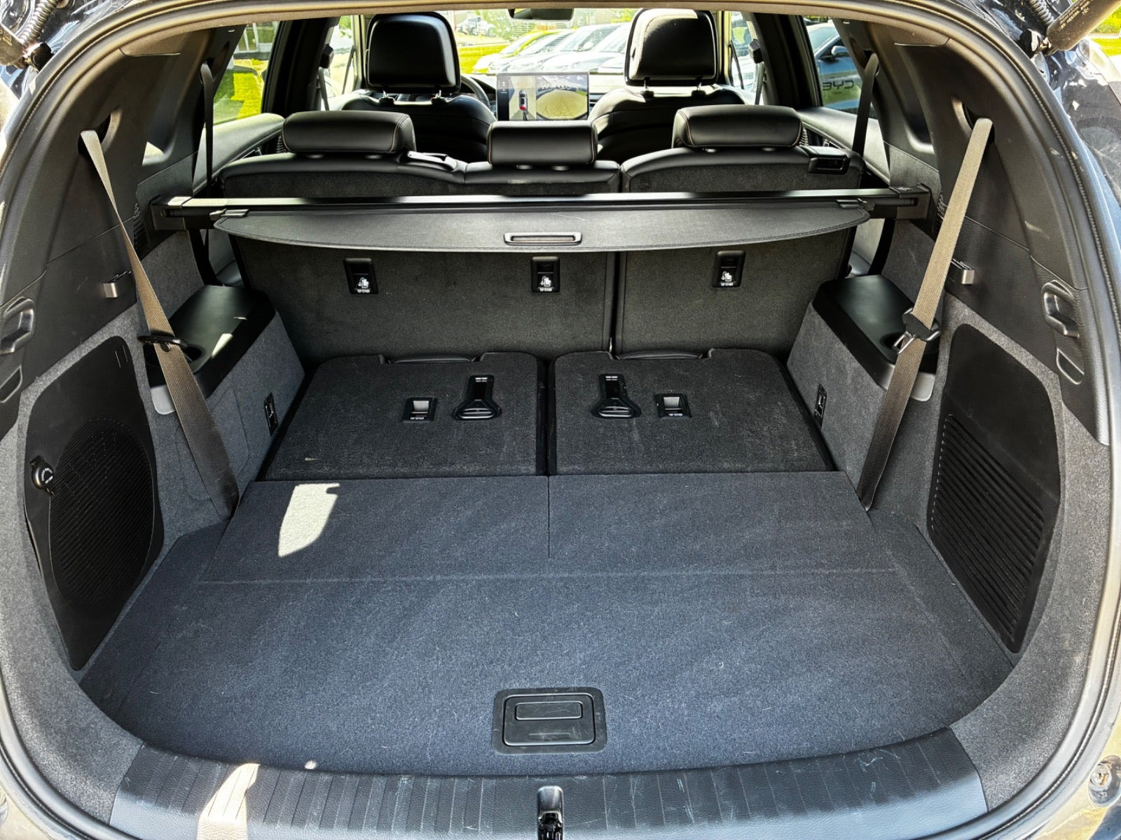 Sort BYD Tang fra 2024 set indefra