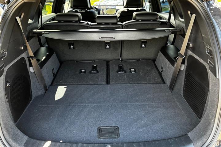 Sort BYD Tang fra 2024 set indefra