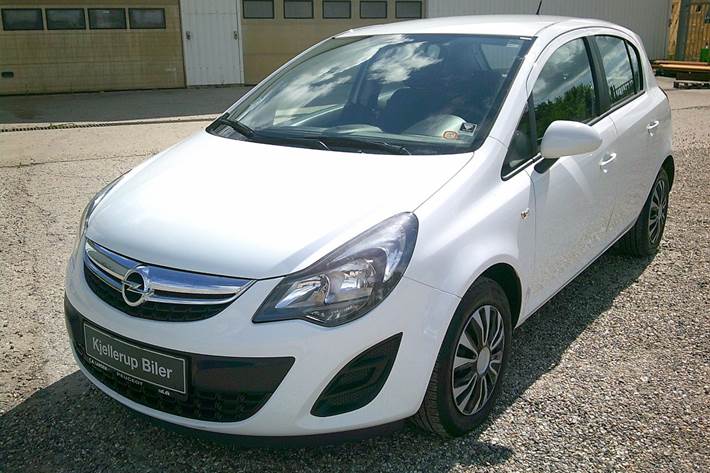 Gul Opel Corsa fra 2014 set udefra