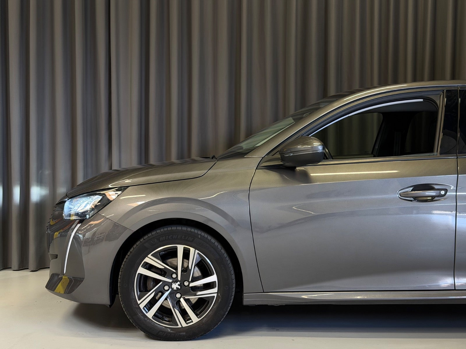 Grå Peugeot 208 fra 2020