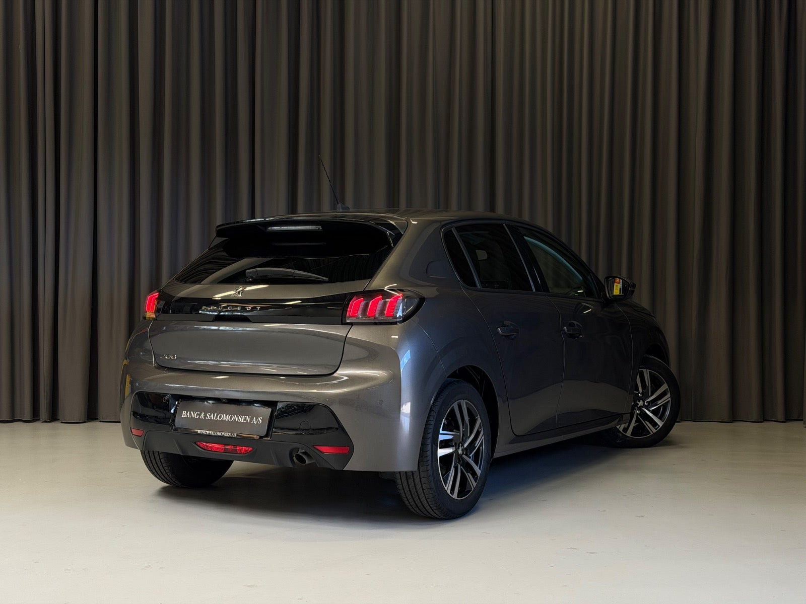 Grå Peugeot 208 fra 2020