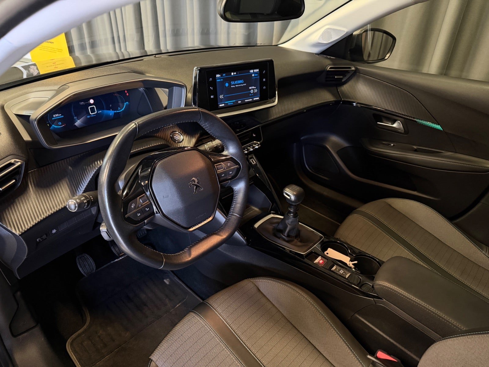 Grå Peugeot 208 fra 2020