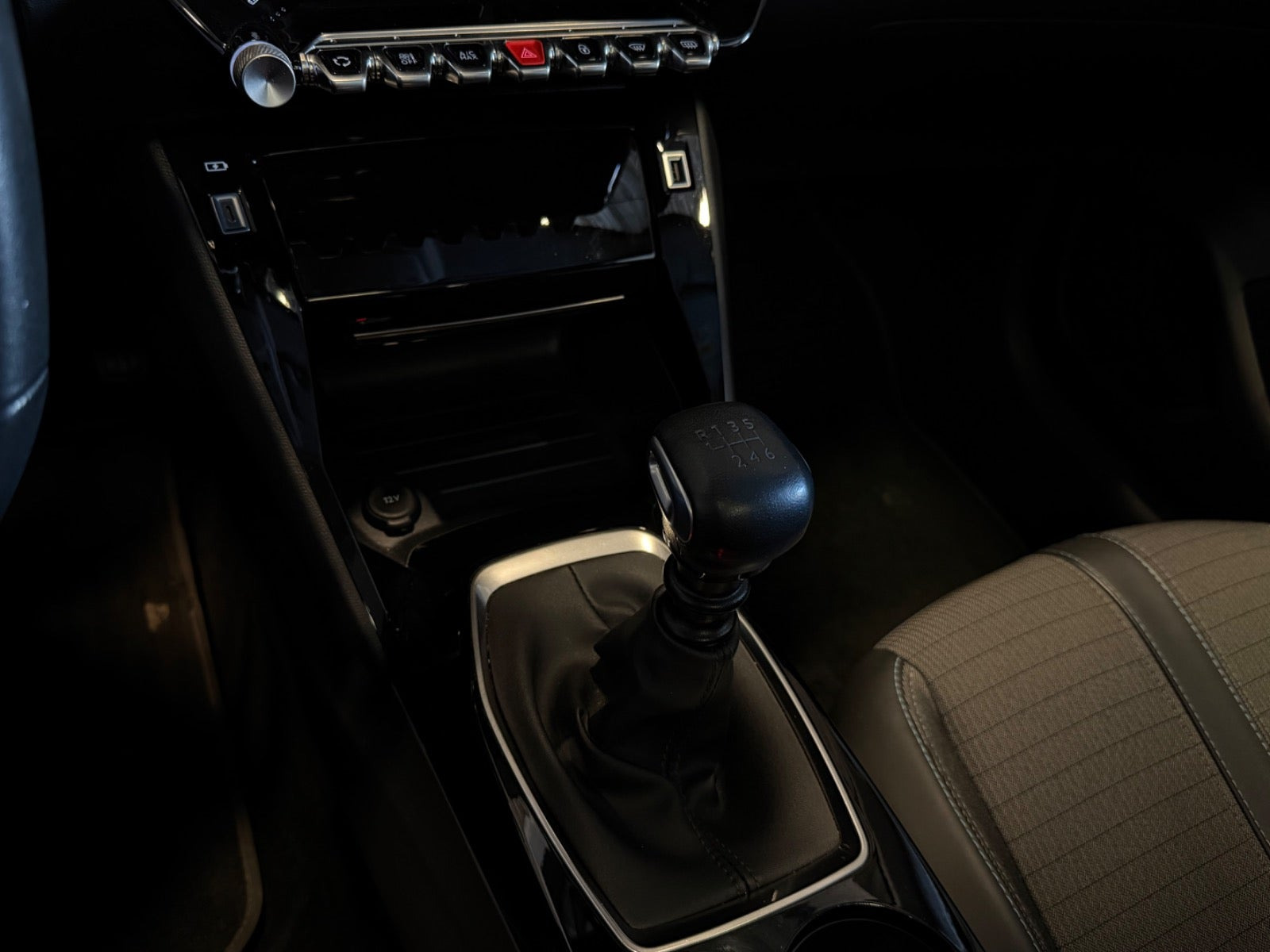 Grå Peugeot 208 fra 2020