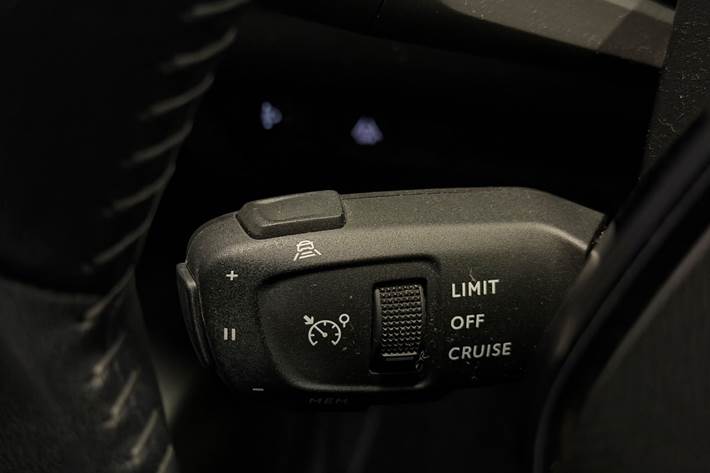 Grå Peugeot 208 fra 2020