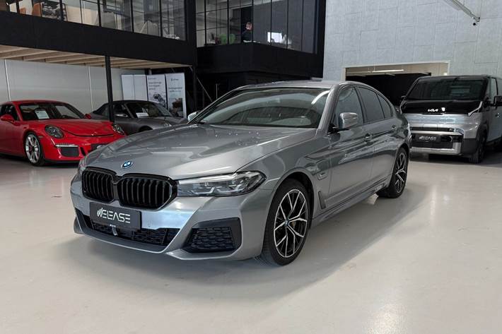 Grå BMW 530e fra 2023 set udefra