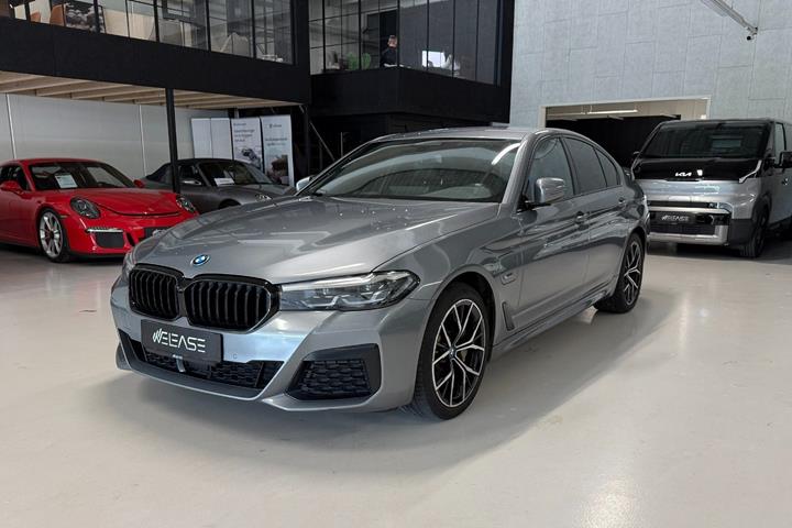 Grå BMW 530e fra 2023 set udefra