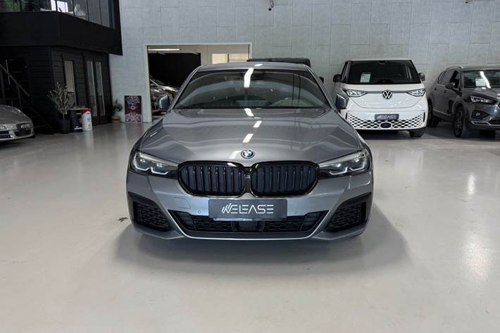 Grå BMW 530e fra 2023