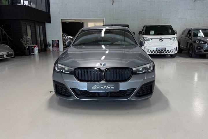 Grå BMW 530e fra 2023
