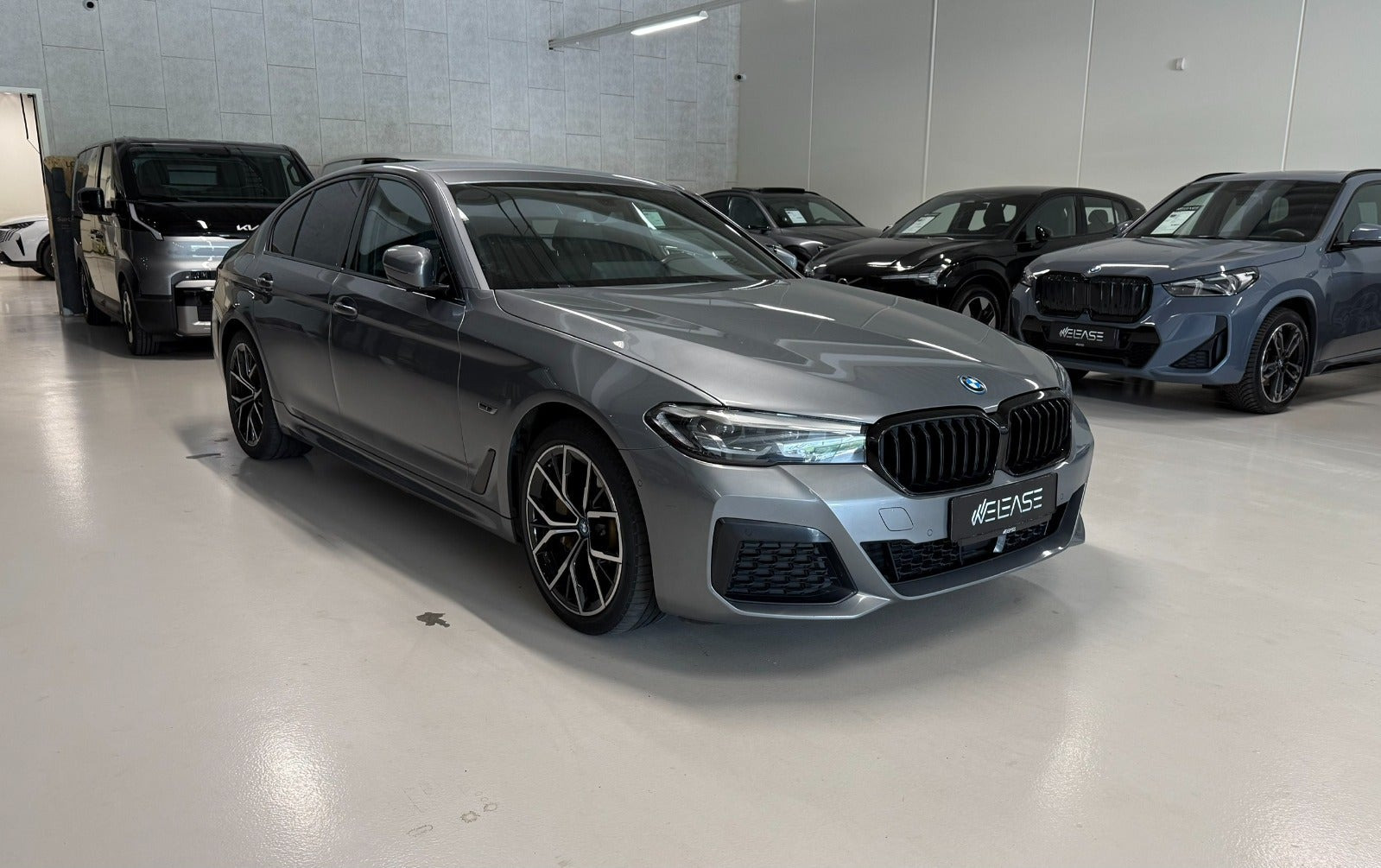 Grå BMW 530e fra 2023