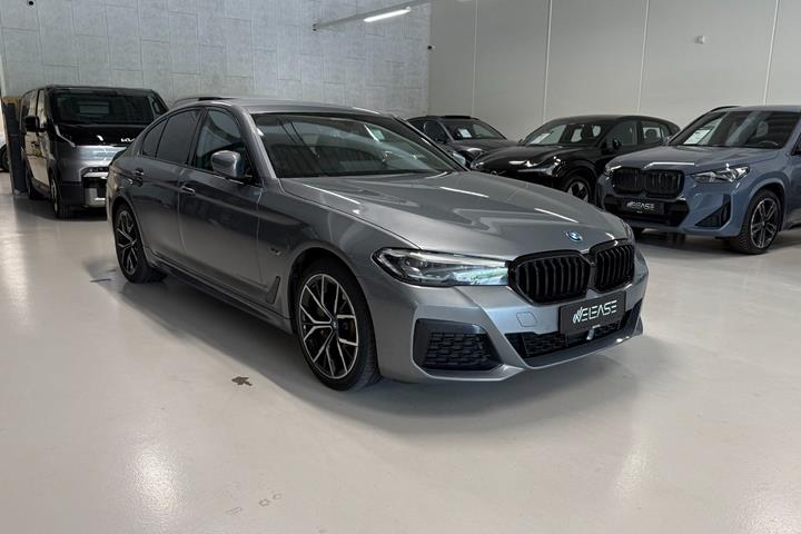 Grå BMW 530e fra 2023