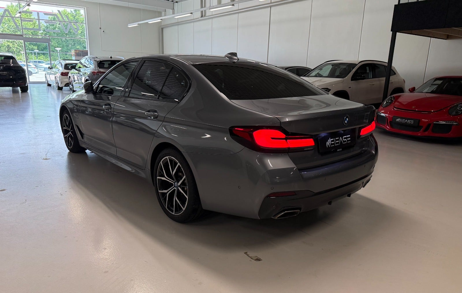Grå BMW 530e fra 2023