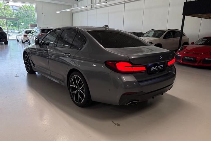 Grå BMW 530e fra 2023