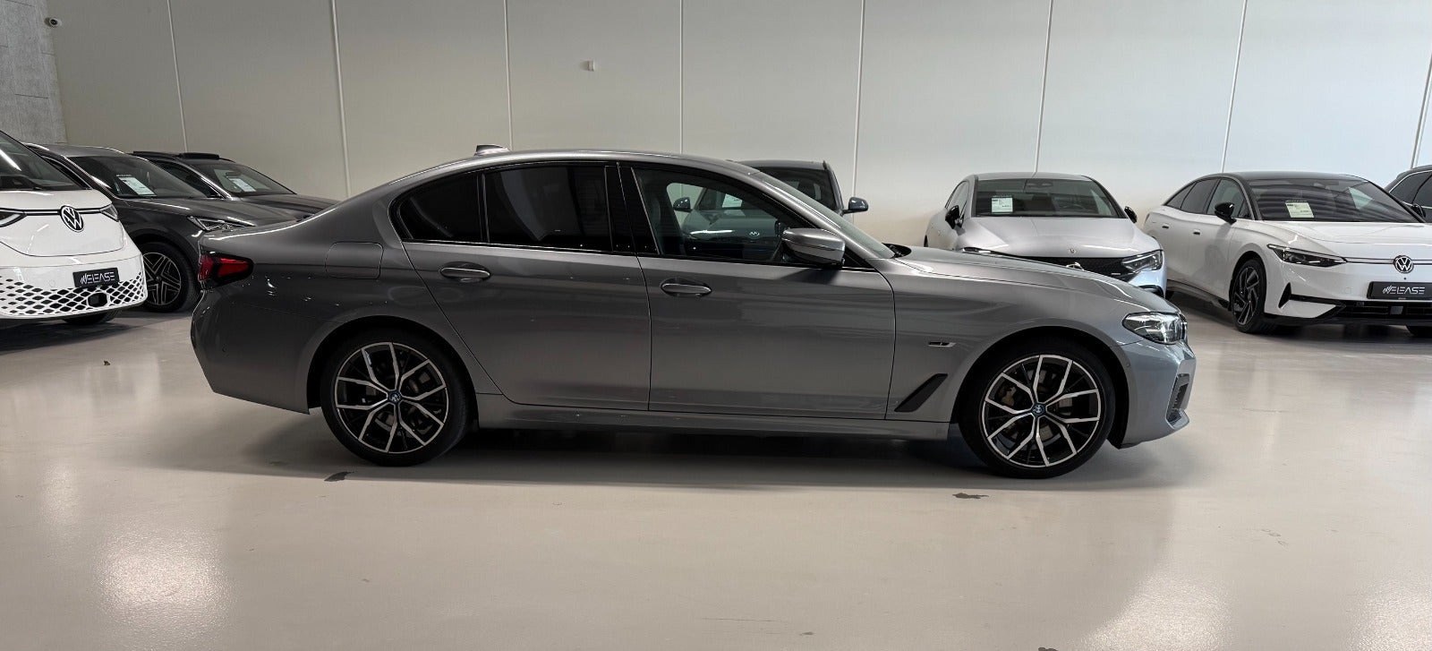 Grå BMW 530e fra 2023