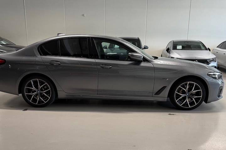 Grå BMW 530e fra 2023