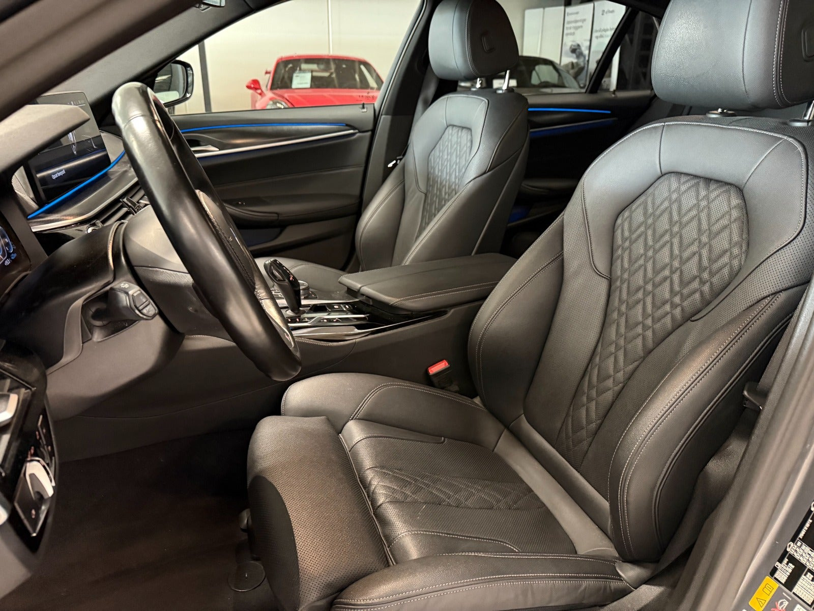 Grå BMW 530e fra 2023