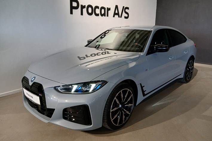 Grå BMW i4 fra 2025 set udefra
