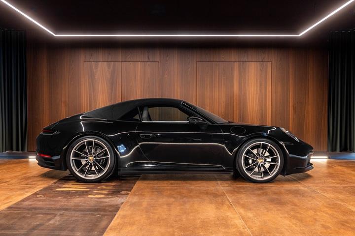 Sort Porsche 911 Carrera 4S fra 2020