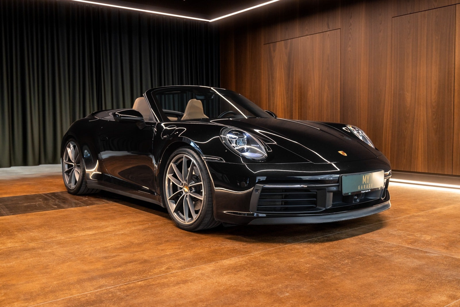 Sort Porsche 911 Carrera 4S fra 2020