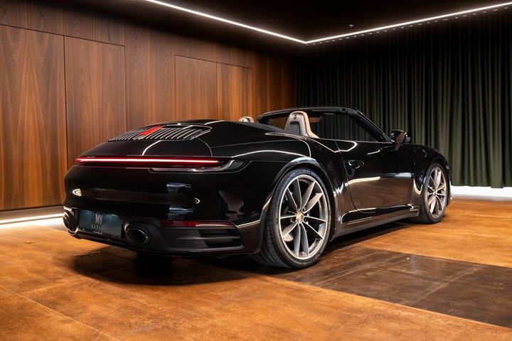 Sort Porsche 911 Carrera 4S fra 2020
