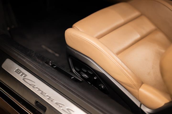 Sort Porsche 911 Carrera 4S fra 2020