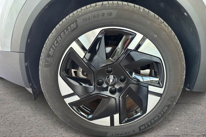 Grøn Opel Mokka-e fra 2023