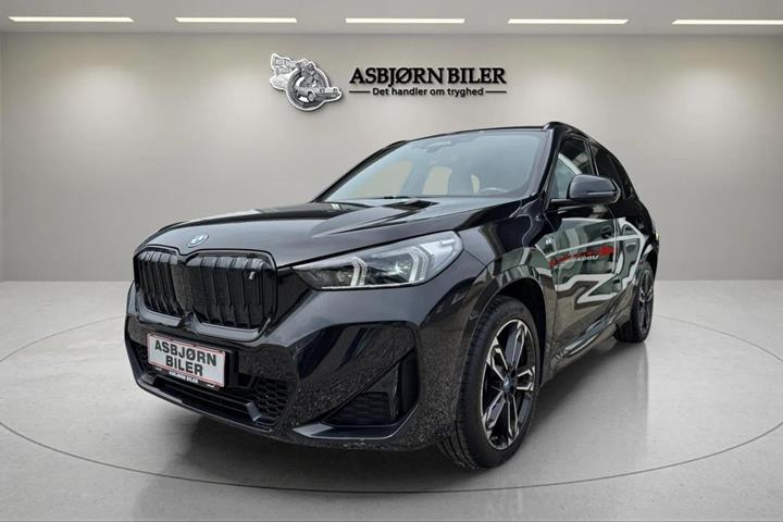 Sort BMW iX1 fra 2023 set udefra