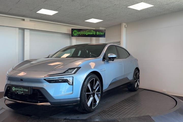 Blå Polestar 4 fra 2024 set udefra