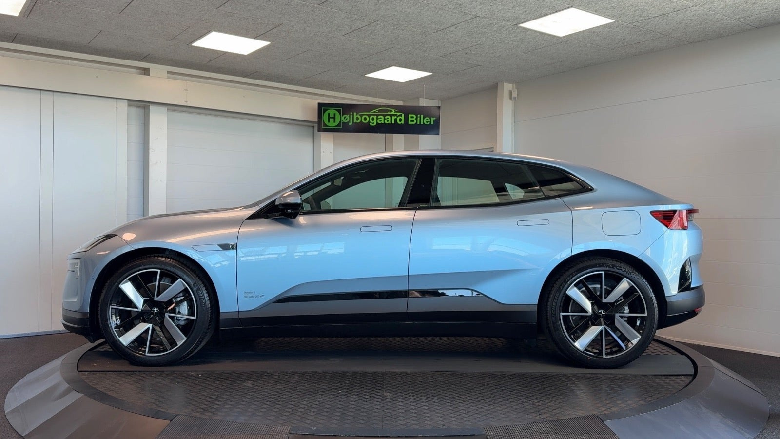 Blå Polestar 4 fra 2024