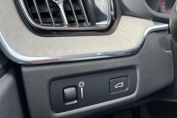 Blå Volvo XC60 fra 2022