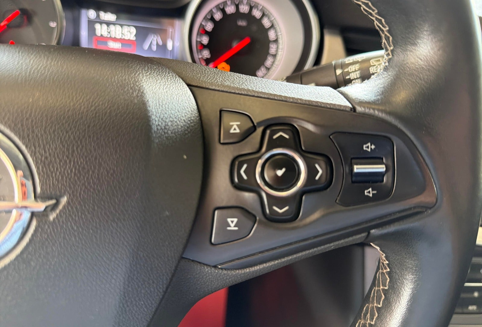 Sort Opel Astra fra 2016