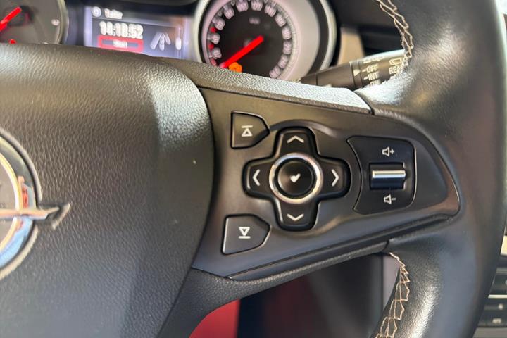 Sort Opel Astra fra 2016