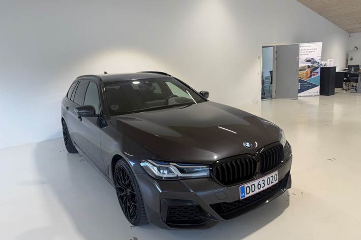 Grå BMW 530e fra 2021 set udefra
