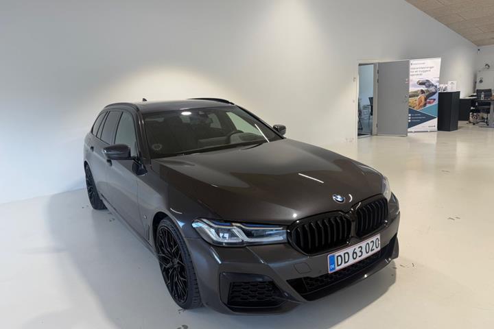 Grå BMW 530e fra 2021 set udefra