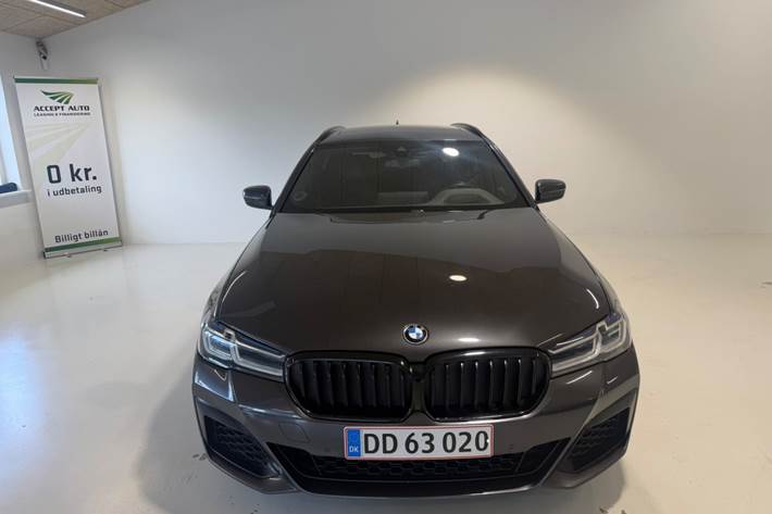 Grå BMW 530e fra 2021