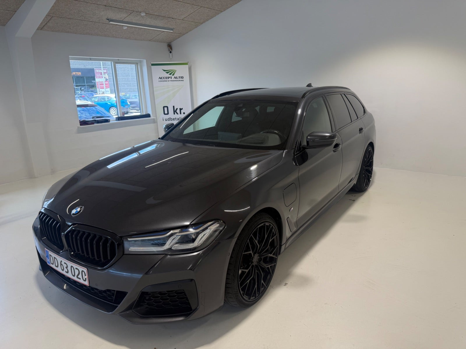 Grå BMW 530e fra 2021
